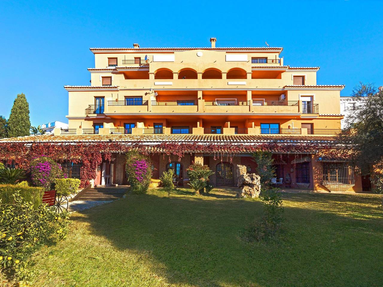 Beheiztes Hallenbad und Freibad in Alcaucín, Málaga Provinz