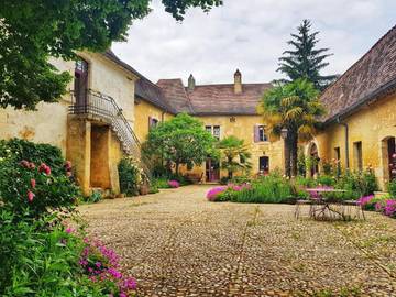 Maison d’hôte pour 24 personnes, avec jardin et piscine à Villamblard