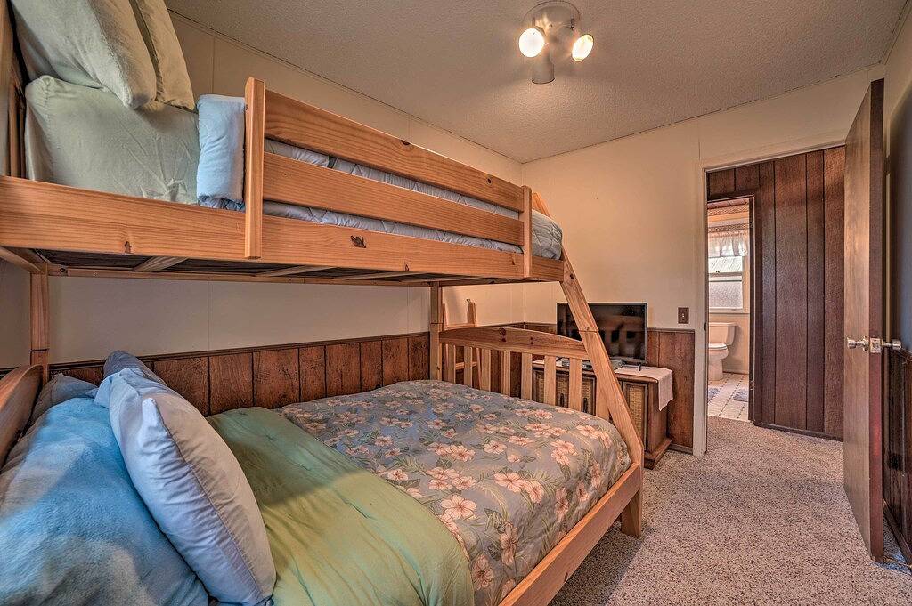 < 3 Mi to Higgins Lake: Roscommon Cabin w/ Deck in Higgins Lake