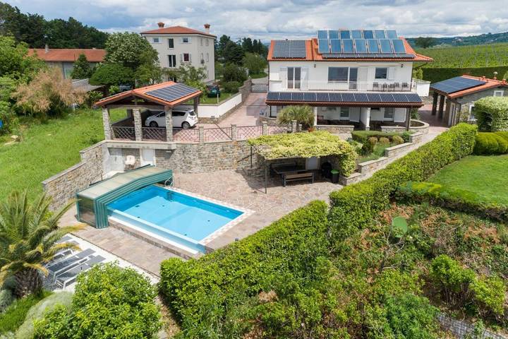 Ferienwohnung für 2 Personen, mit Terrasse und Garten sowie Pool und Ausblick in Koper
