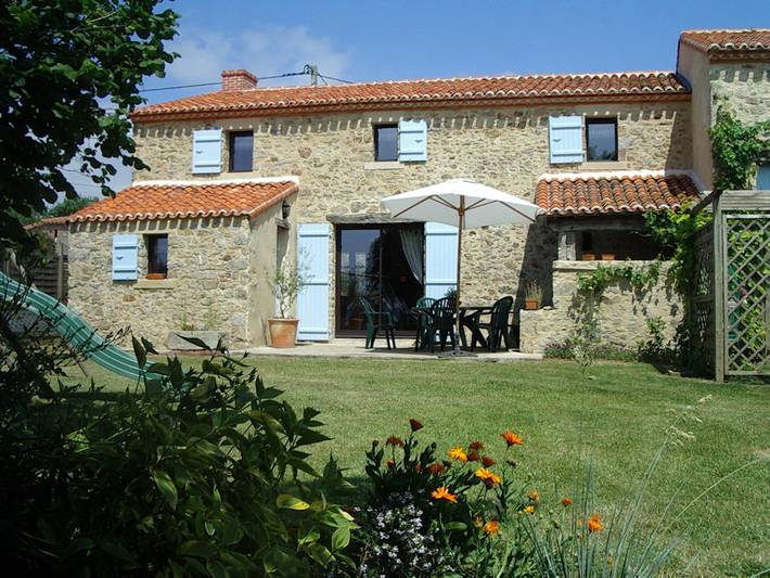 Gîte pour 5 personnes, avec terrasse et jacuzzi ainsi que jardin et piscine à Les Herbiers - 4