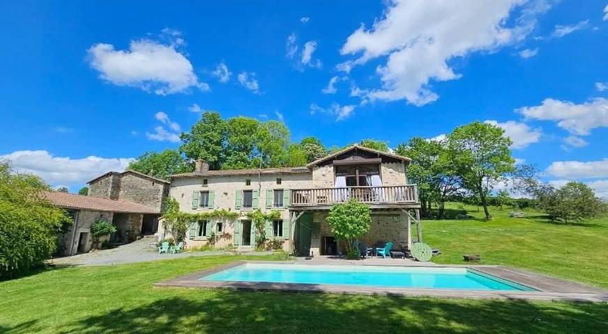 Location de vacances pour 14 personnes, avec Balcon et Terrasse ainsi que Jardin et Piscine à La Boissière-en-Gâtine