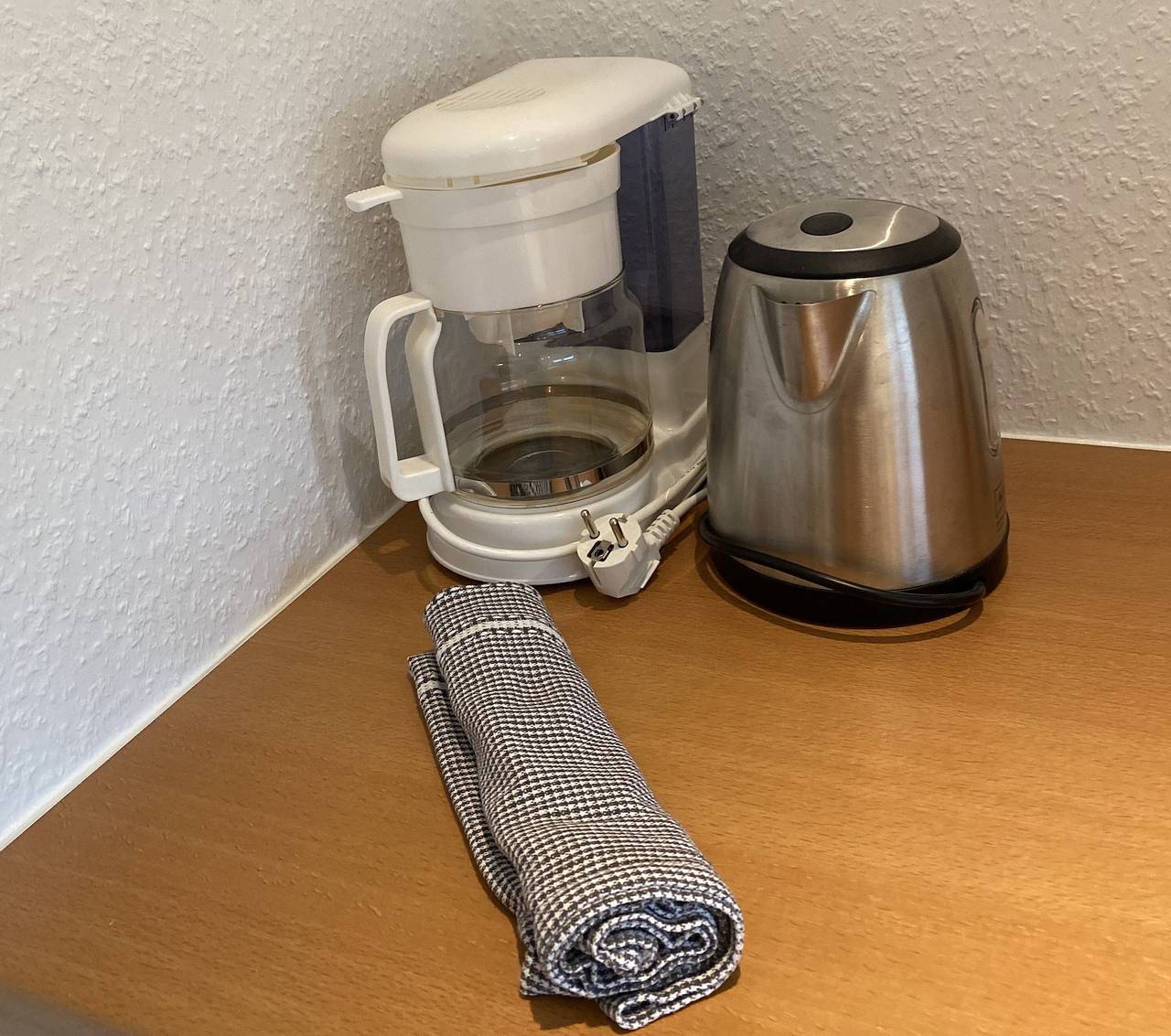 Ganze Wohnung, Apartment, 20 qm, wohn-/schlafzimmer mit küchenzeile, private kleine terrasse, max. 2 personen in Hooksiel, Wangerland