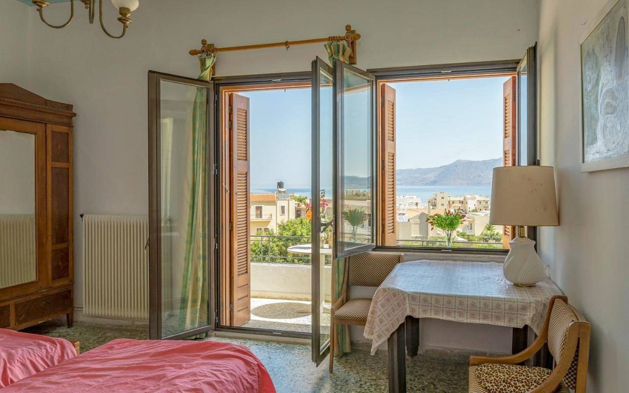 Sea View 3 Bedroom Stone Apartment in the City Center 300m from the Beach in Kissamos, Chania und Umgebung