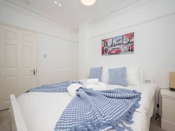 Vacation Rental for 8 Guests in Downtown, London, Picture 4