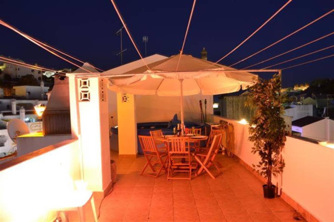 Appartamento intero, Appartamento 'Fernandes' con Vista Montagna, Wi-Fi e Aria Condizionata in Carvoeiro, Lagoa