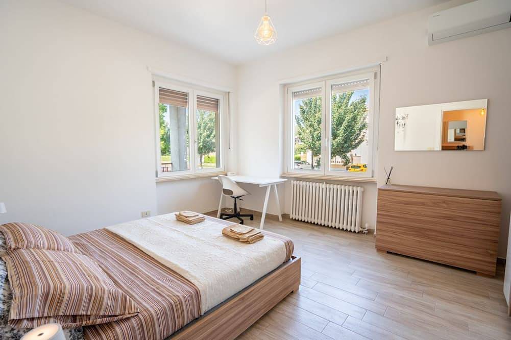 [Privater Parkplatz] mit Blick auf den Berg in Alba, Langhe