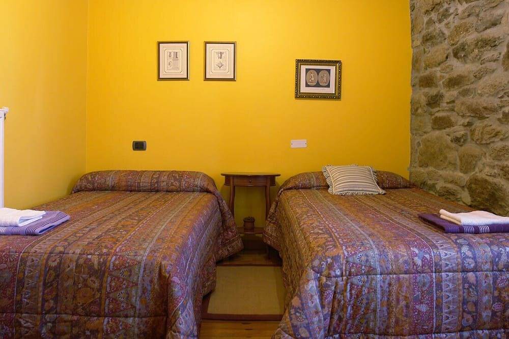 Casa rural, chimenea, amplio jardín,próxima a rutas de senderismo y balneario. in Guitiriz, Provincia de Lugo