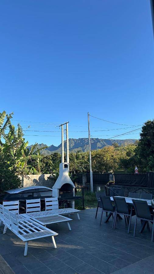 Gîte pour 2 personnes, avec vue et jardin ainsi que terrasse et piscine dans Trois Mares - 4
