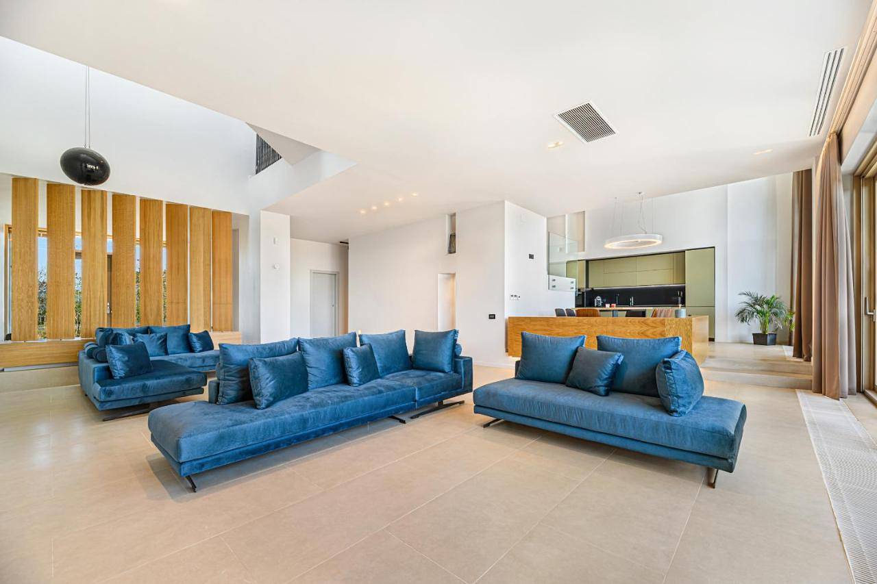 Four-Bedroom Villa with Rooftop Pool in Eforie, Constanța