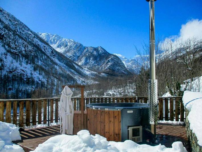 Location de vacances pour 4 personnes, avec terrasse ainsi que jacuzzi et jardin, animaux acceptés à Ala di Stura