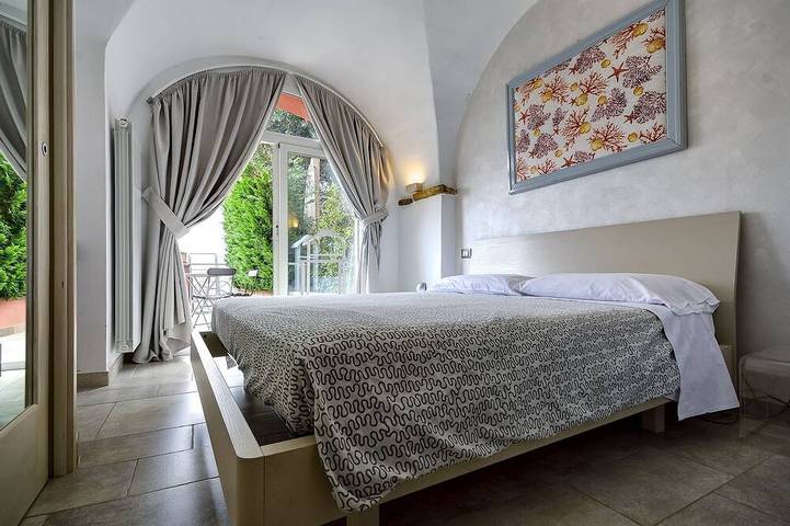 Appartamento intero, Casa Pisani in struttura con giardino e piscina in Civezza, Riviera di Ponente