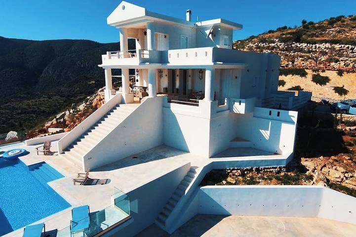 Öko-Villa in den Bergen mit privatem Pool und herrlichem Blick auf das Meer in Messenien