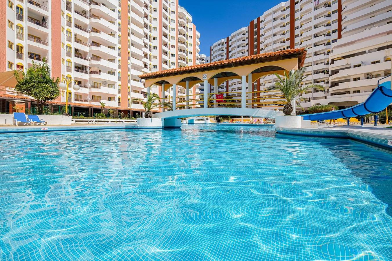 Apartamento inteiro, Apartamento de férias "Karol Vaz" com varanda, piscina partilhada e Wi-Fi in Praia da Rocha, Portimão