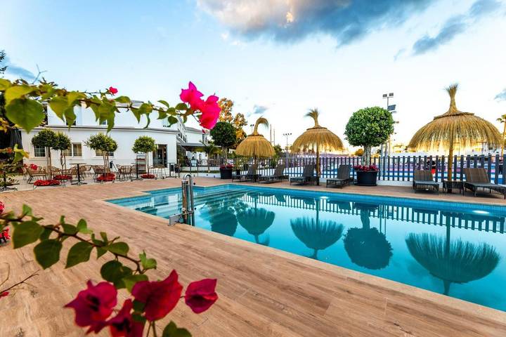 Hotel para 3 personas, con Terraza además de Jardín y Piscina en El Paraíso