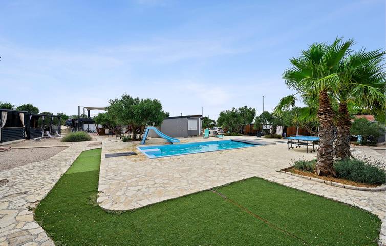 Location de vacances pour 5 personnes, avec piscine ainsi que terrasse et jardin, adapté aux familles à Pirovac - 3