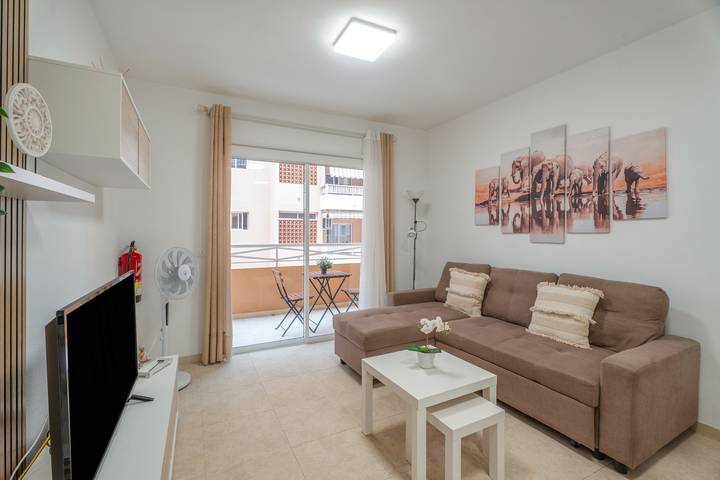 Entire apartment, Vacation Apartment 'Vivienda Carolina' with Mountain View, Shared Pool and Wi-Fi in Punta Larga, Candelaria