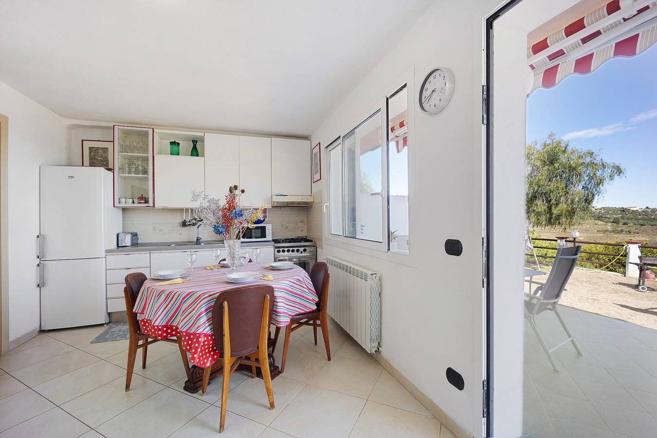 Apartamento entero, Villa 'Casa Vacanza Sanaa' con vistas al mar, terraza privada y Wi-Fi in San Lorenzo al Mare, Riviera di Ponente