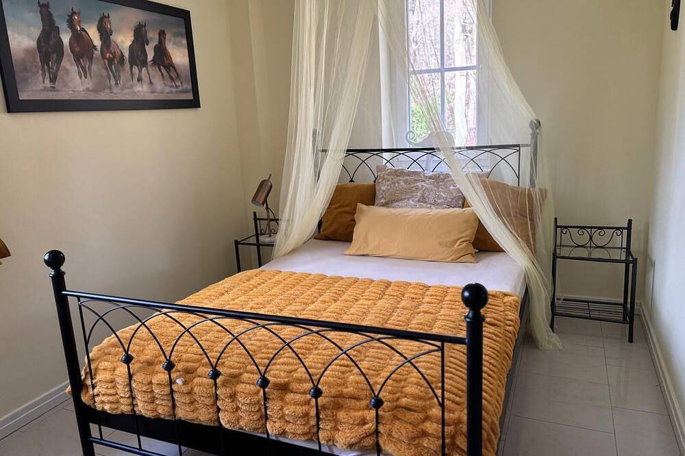 Gemütliches ruhiges Gästezimmer mit Bad in Traumvilla am Waldrand in Wilhelmshorst, Michendorf