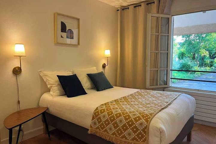 Lush Garden Villa near Paris / Pets Welcome & 4 Free Parking Spaces in Vitry-sur-Seine, Val-de-Marne