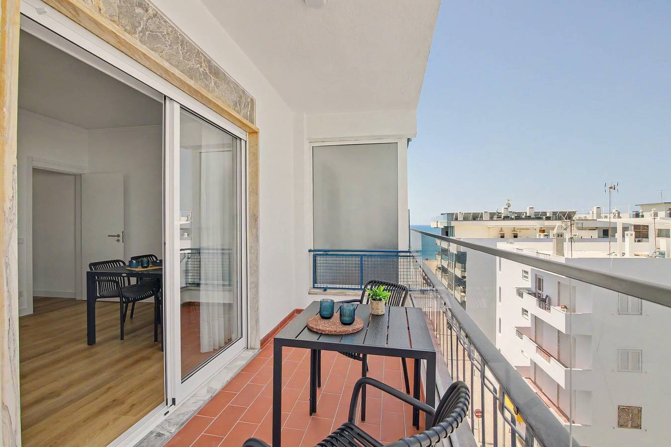 Entire apartment, Apartment 40 Meters from the Beach with Balconies, Sea View, and Wi-Fi in Cavacos, Quarteira