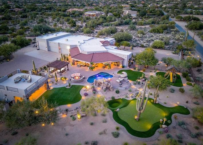 Vacation house for 16 people, with hot tub and yard, with pets in Scottsdale