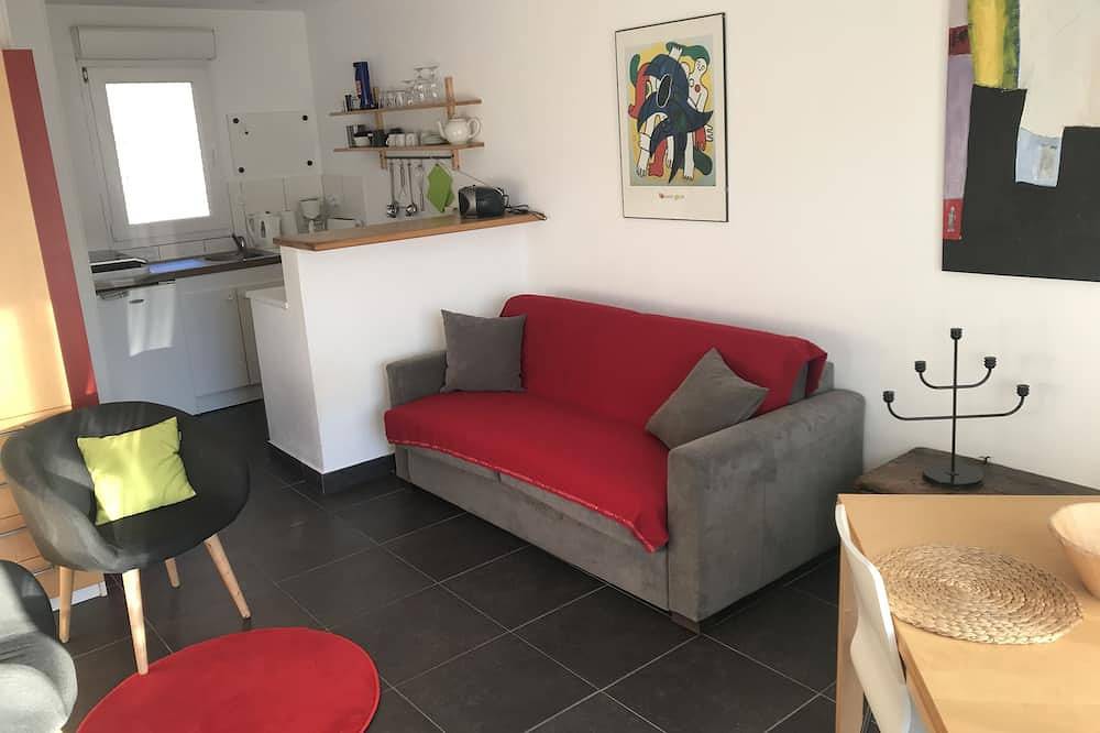 Entire apartment, Comfortable seaside studio with terrace 200 m from the beach in Sangatte, Calais region