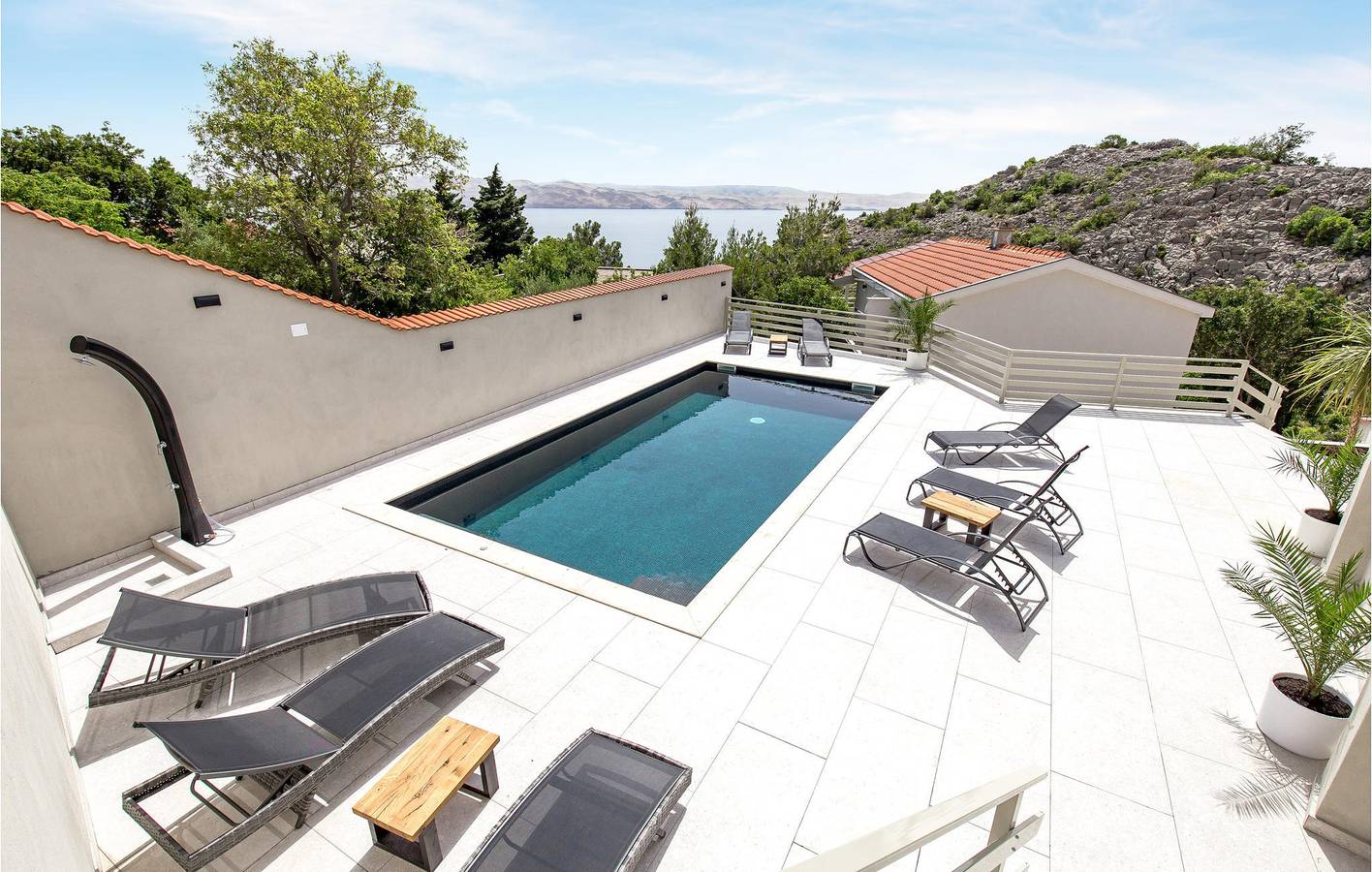 Gemütliche 140 m² große Wohnung mit Pool und Terrasse, 100 m von der Küste entfernt in Cesarica, Naturpark Velebit