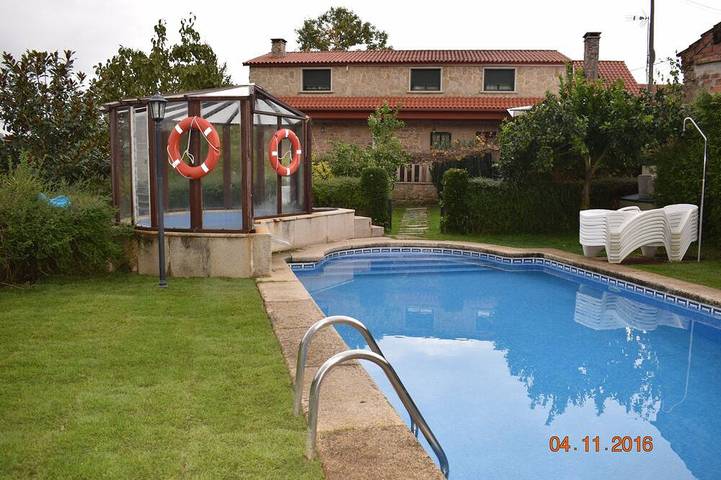 Gîte pour 13 personnes, avec jardin et jacuzzi