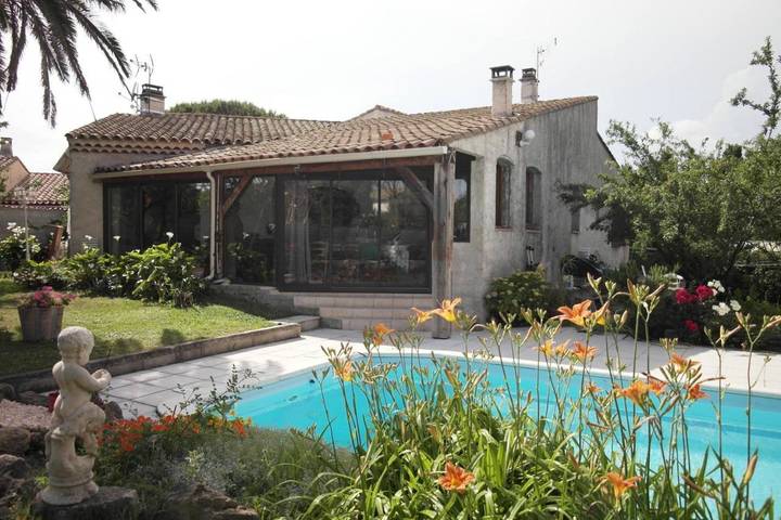 Chambre d’hôte pour 2 personnes, avec vue ainsi que piscine et jardin à Istres - 4