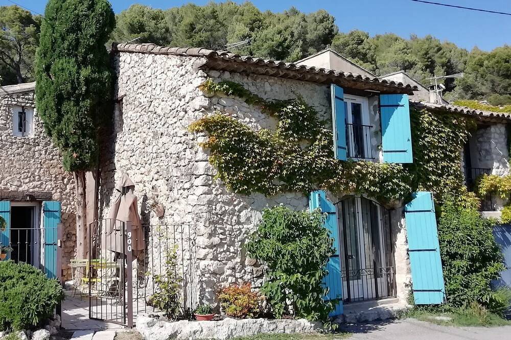 Coquette maison en pierre de 90m2, au pied du Luberon de 2  à 4 pers in Mérindol, Parc naturel régional du Luberon