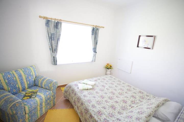 2-Zimmer-Haus mit Garten und abgelegenen Grillplatz, kostenloses Internet, Strände in Budens, Naturpark Südwest-Alentejo und Costa Vicentina