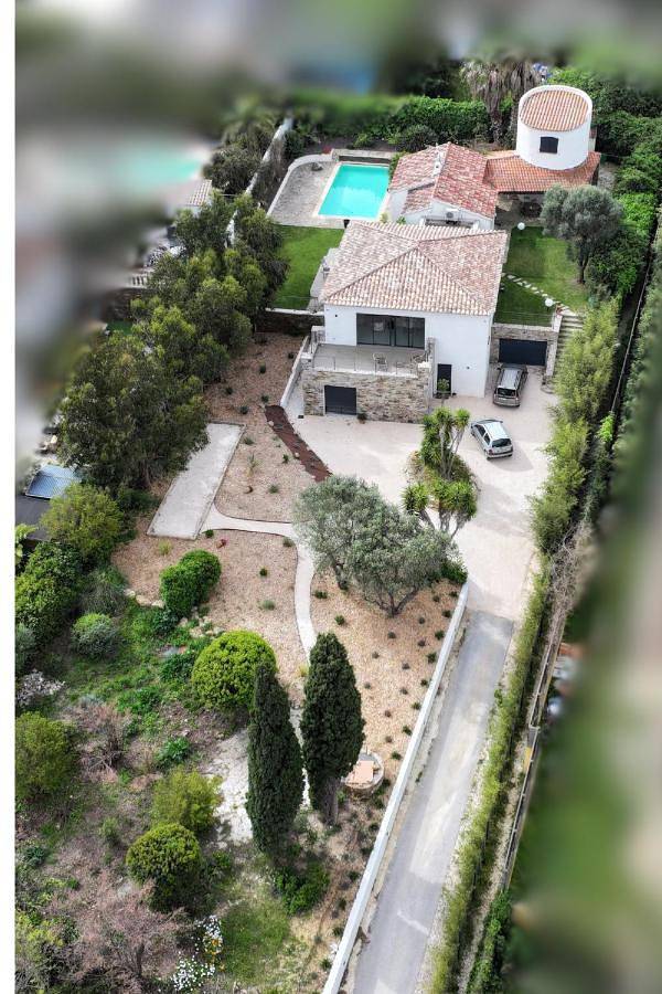 Location de vacances pour 8 personnes, avec piscine et vue ainsi que jardin et balcon dans Pointe Des Chevaliers Hyeres - 2