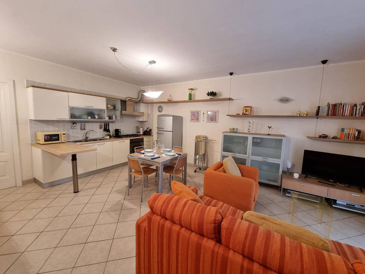 Entire apartment, Apartment 'La Casa Di Freddy' with Sea View and Included Garage in Loano, Riviera di Ponente