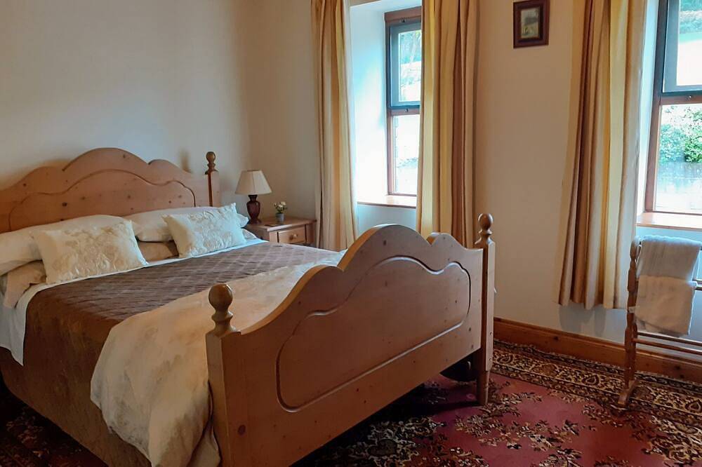 Cornode Cottage, family friendly in Garrykennedy, County Tipperary in Nenagh, Lough Derg