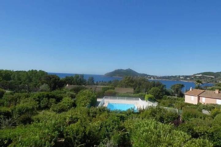 Gîte pour 4 personnes, avec piscine dans Plage de la Baumette