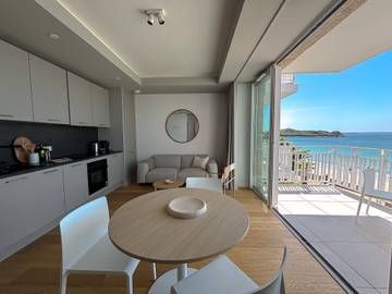 Gîte pour 2 personnes, avec jardin ainsi que jacuzzi et piscine, adapté aux familles à Trébeurden