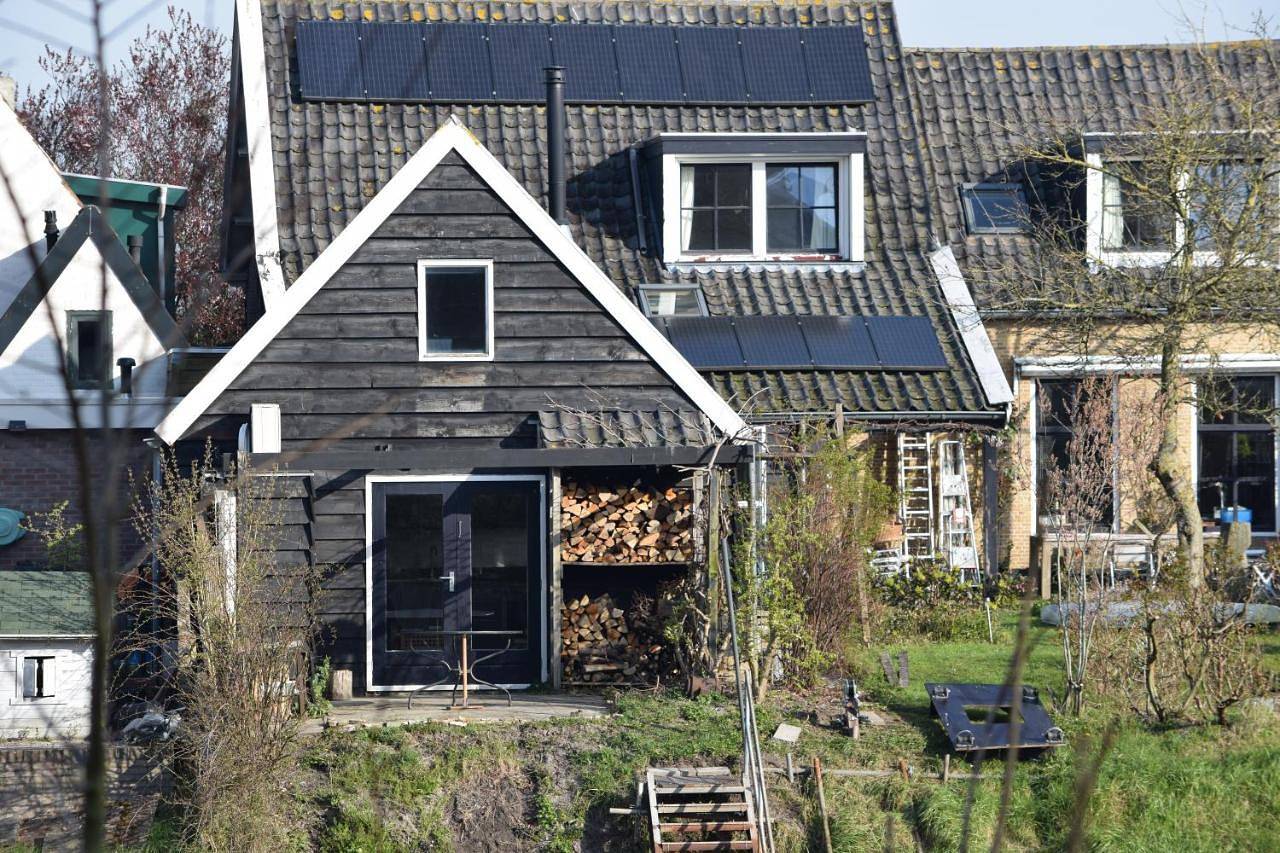 Tij Tiny house aan het getijdewater in Zierikzee in Zierikzee, Nederlandse Noordzeekust