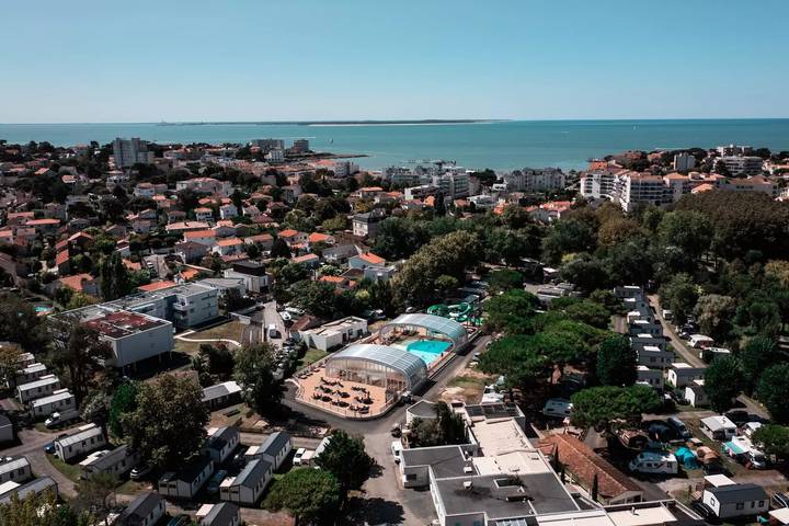 Camping für 4 Personen, mit Terrasse und Pool in der Charente-Maritime