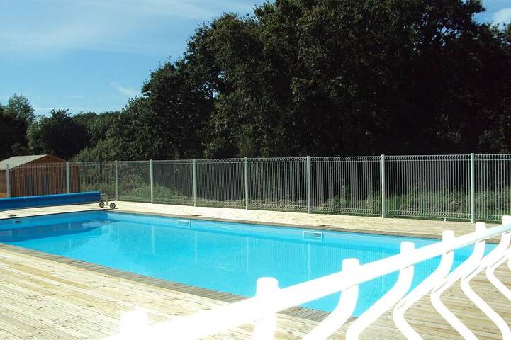 Chalet pour 4 personnes, avec piscine ainsi que terrasse et jardin, animaux acceptés