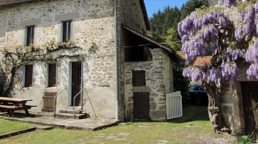 Location de vacances pour 5 personnes, avec Terrasse et Jardin ainsi que Bassin pour enfant et Vue à Saint-Laurent-les-Églises