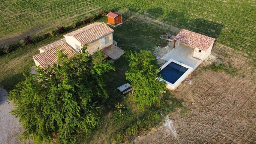 Location de vacances pour 4 personnes, avec terrasse et jardin ainsi que vue et piscine à Mane - 4