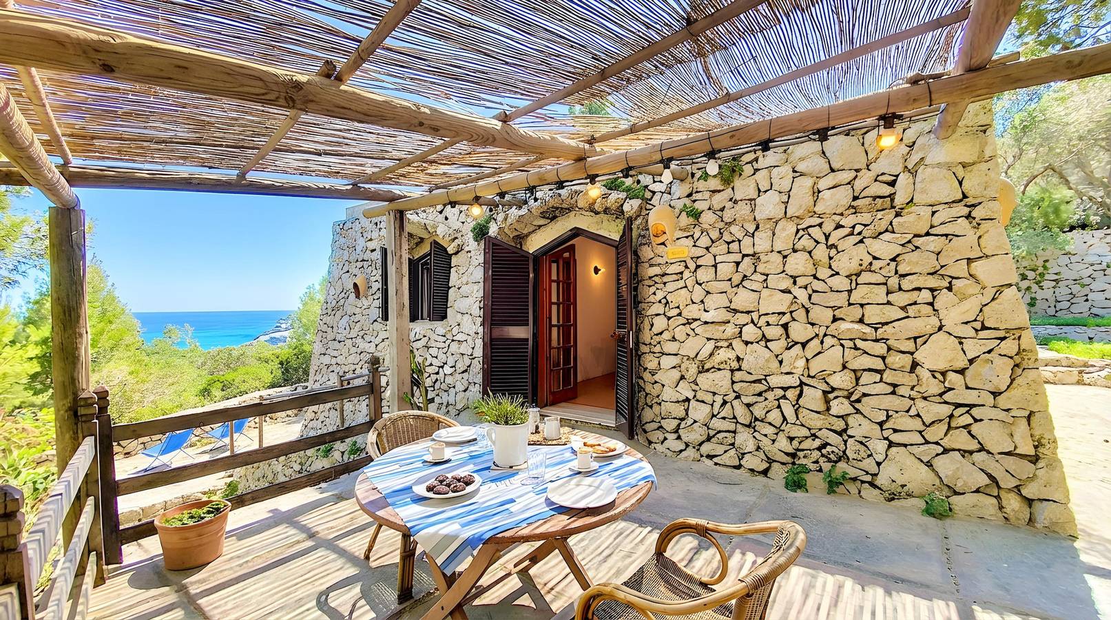 Trullo en pierre avec accès mer privé (maison F) in Castro (Lecce), Province de Lecce