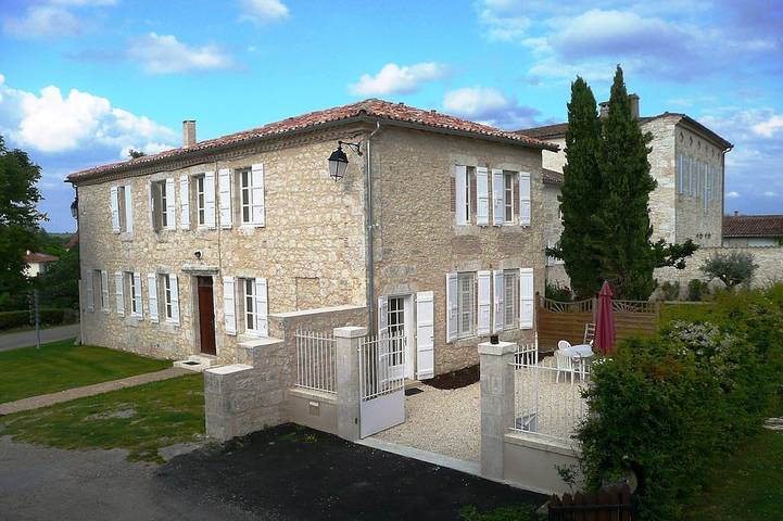 Gîte pour 7 personnes, avec terrasse ainsi que piscine et jardin à Tournecoupe