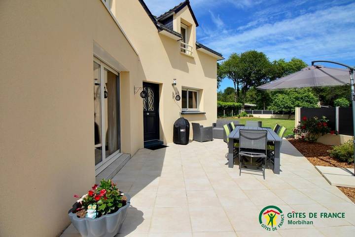 Gîte pour 8 personnes, avec piscine ainsi que terrasse et jardin à Riantec - 4