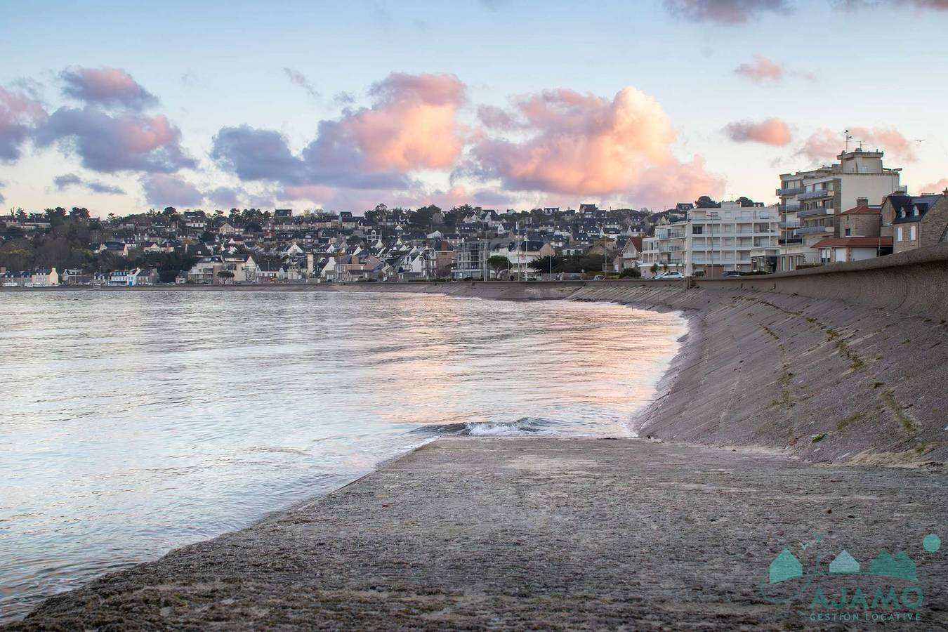 Ganze Ferienwohnung, Sea-view apartment near the beach in Erquy | 6 guests | in Caroual, Erquy