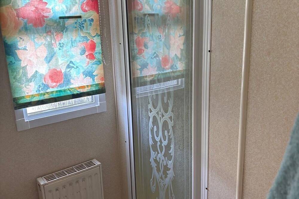 3 Bed Caravan - Sleeps 8 - Dogs - Parking - Wifi in Ingoldmells, Lincolnshire