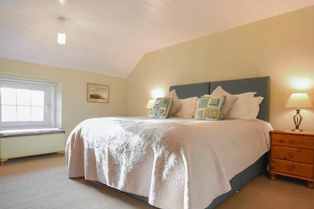 4 bed cottage with parking and views in Craster in Craster, Northumberland