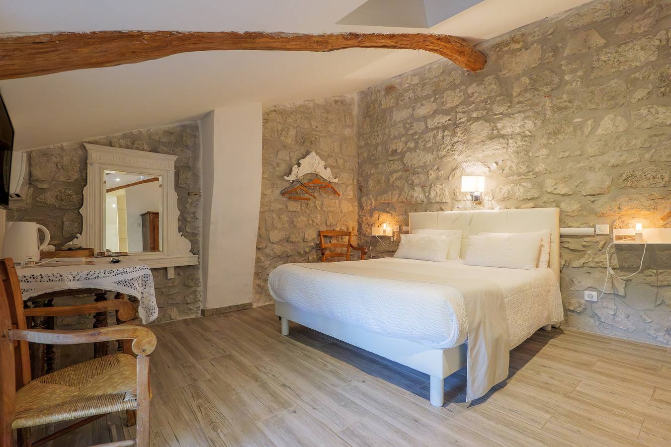 Chambre d’hôtes « Chambre Virginie » avec piscine partagée, jardin commun et climatisation in Saint-Alban-Auriolles, Ardèche