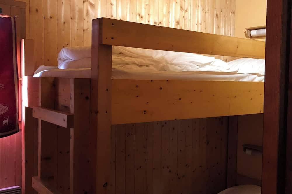 Small, well-equipped chalet in attractive condominium.  in Garin, Französische Pyrenäen